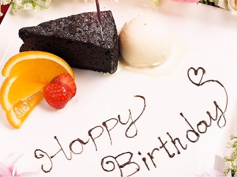 個室×誕生日★

お誕生日のお祝いは事前の問い合わせでお祝いプレート作成いたします♪