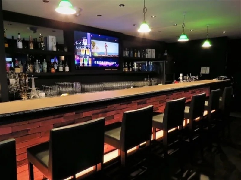 スタッフさんとの会話も楽しめるカウンター席。お一人様・デートにご利用頂けます。女性でも安心してご利用いただけます♪ドリンクの種類も豊富なのでお気に入りの1杯が見つかるはず!