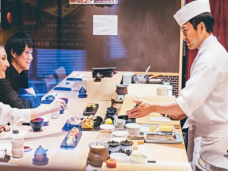 【寿司職人乗船プラン】
寿司職人が船上で握る本格寿司をお楽しみいただけます。会の目的やご希望に合わせて、基本コースから極上厳選コースまでご用意しております。