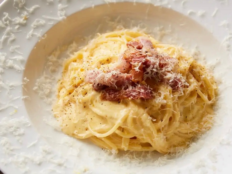 自家製パンチェッタを使った「カルボナーラスパゲッティ」は、”得意料理のひとつはパスタ”というシェフ渾身の一品。パンチェッタの旨みとコクに卵黄とチーズ、生クリームが加わった濃厚クリーミーなソースが絶品です。ランチセットでもお楽しみいただけます