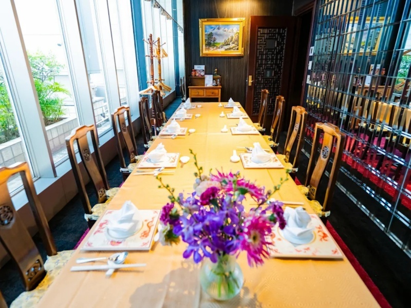 完全個室完備でプライベートなお食事会にもおすすめです。
4名の少人数個室から最大100名まで対応できる完全個室完備の会場。
どんなシーンにも対応できる柔軟さと、老舗ならではの格調が同居する理想の個室空間です。
