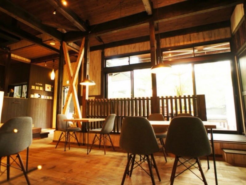 お洒落で歴史を感じる店内
47席(屋内27席 / ウッドデッキ20席)
着席時 :30人 立食時 :40人