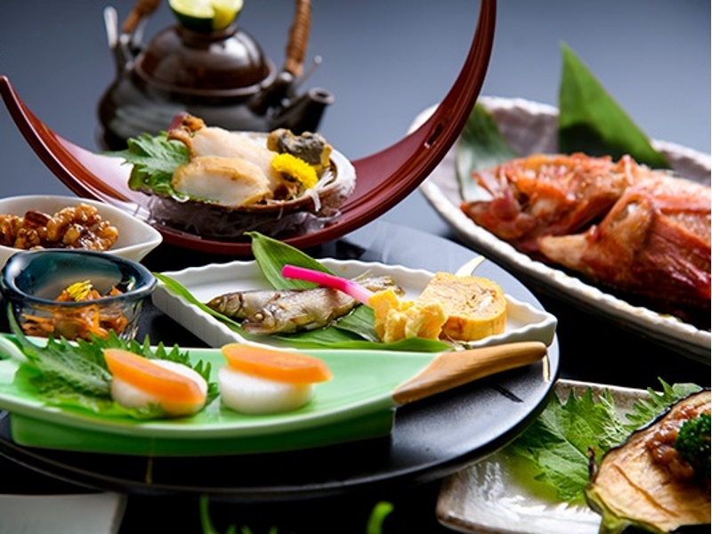 素材を活かした丁寧な仕事と、美しい盛り付けへのこだわりが割烹三井の料理の真骨頂。食べる前から目で楽しめる一皿は、特別な席の記念写真にも映える美しさです。