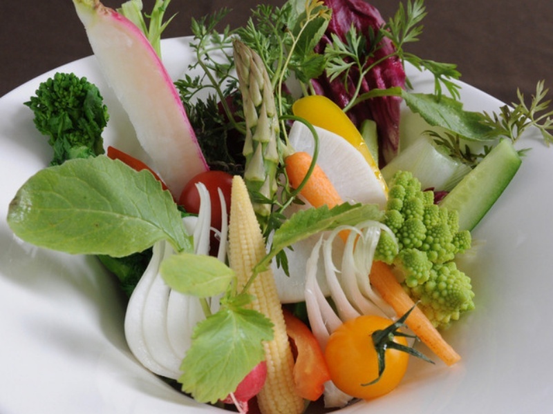 契約農家さんから直接仕入れた美味しくて新鮮な地場野菜を使用しており、季節で変わる旬の素材をたっぷりお召し上がりいただけます。