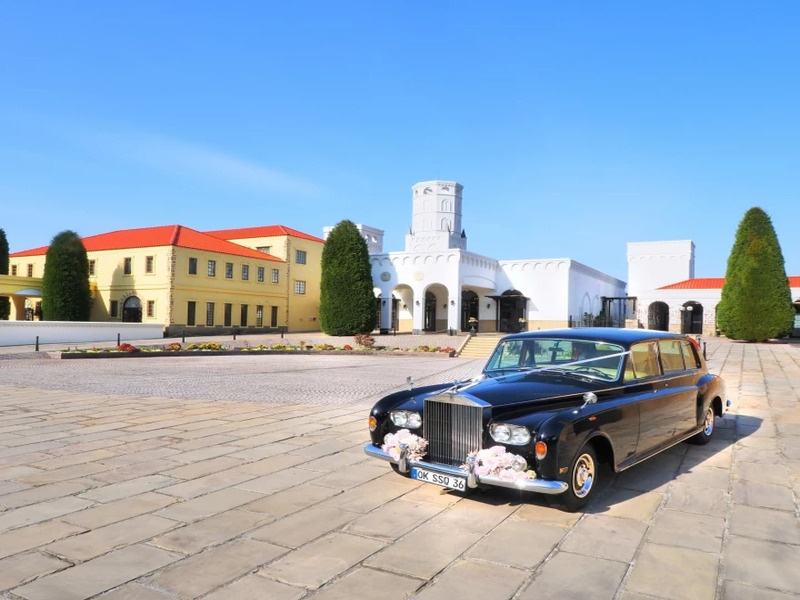 【外観】
大聖堂、パーティ会場、ガーデンなど、お二人のお好みの場所で撮影できるブライズフォト!