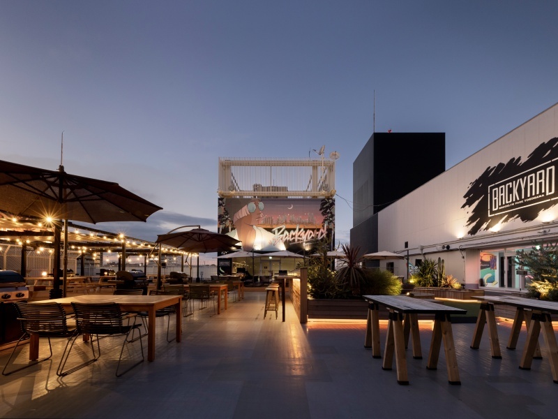 横浜の開放的な空間で、食とあそびが融合した唯一無二のパーティー会場。BBQからウェディングまで、あらゆるシーンに対応できる自由な場所です。