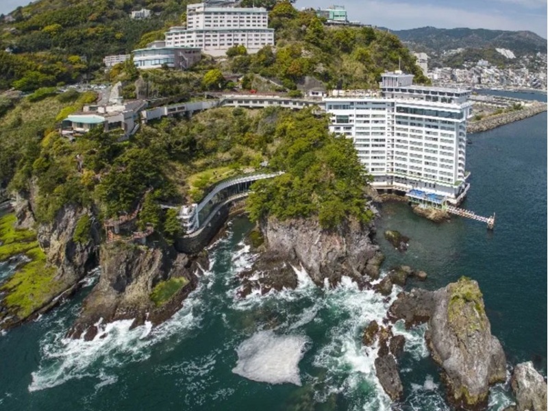 海に突き出すように建つ当館は、相模灘を一望するダイナミック
なロケーションが特長のリゾートホテルです。結婚式二次会な
ど、非日常感のある滞在型イベントに適した環境をご提供いたします。