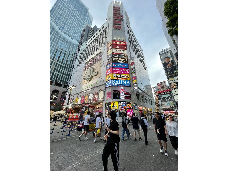 シネシティ広場のすぐそばにあります。