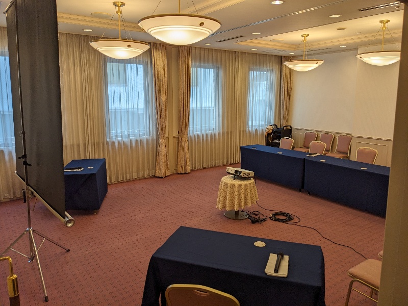 2F会議室カトレア WEB講演会一例-1
スクリーン/プロジェクター/マイク