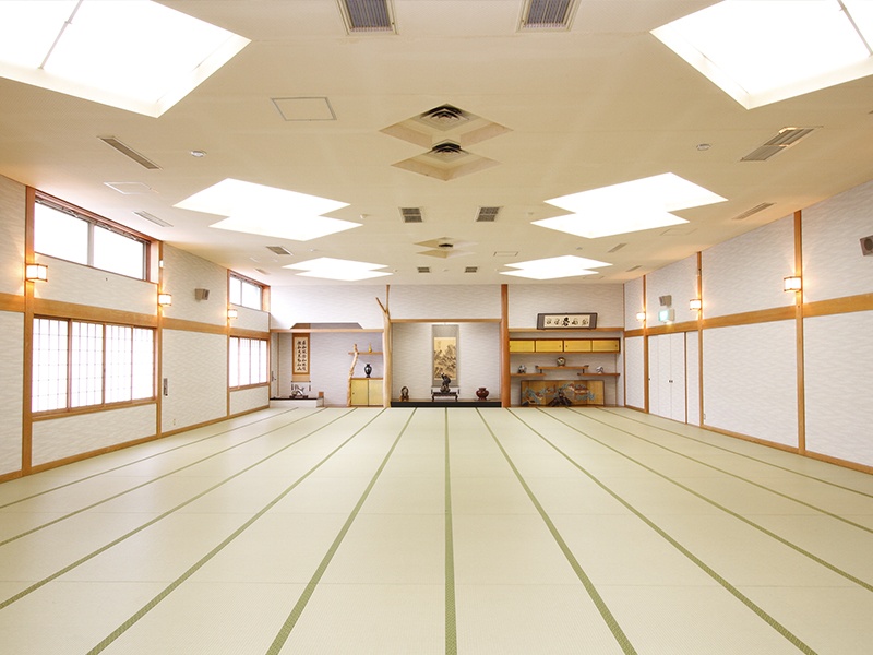 【大和の間】舞台込み150帖の大広間。畳／フローリングも対応可能です。