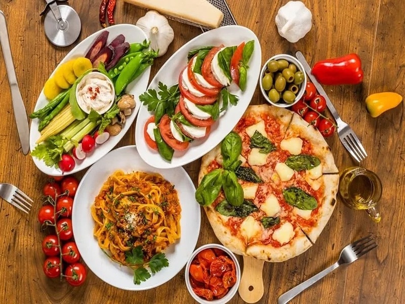【本格イタリアン＆郷土料理】
エリオのおばあさんの味とおもてなしの心が詰まったいつでもあたたかく、ふれあいと笑顔がある場所。前菜・プリモ・セコンド・ドルチェからカフェに至るまで、心行くまでVERA（本物）のイタリアをご堪能いただけます
