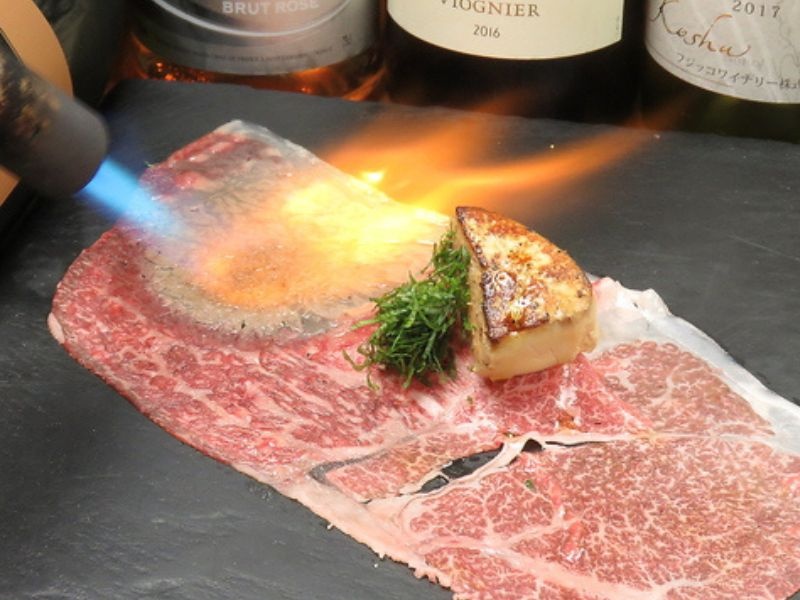 綺麗なサシの入った大分豊後和牛を炙り上質なフォアグラを巻きつけた当店の名物！ビストロ寿司