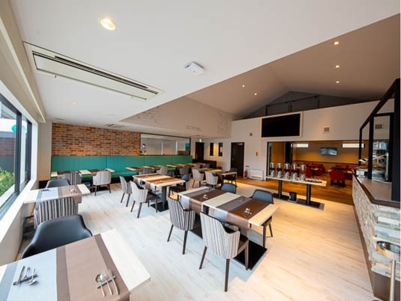 モダンでおしゃれな店内は、結婚式二次会にぴったり。バースデープレートのご用意も承っており、大切な方の記念日を心を込めてお祝いします。