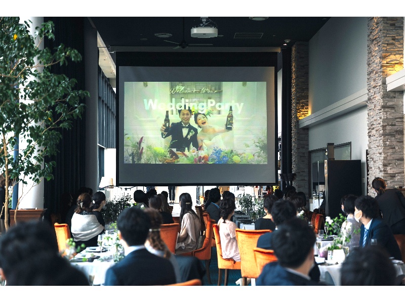 200インチ（4.2ｍ×3.2ｍ）の大スクリーンで映画館のような映像演出も魅力です。