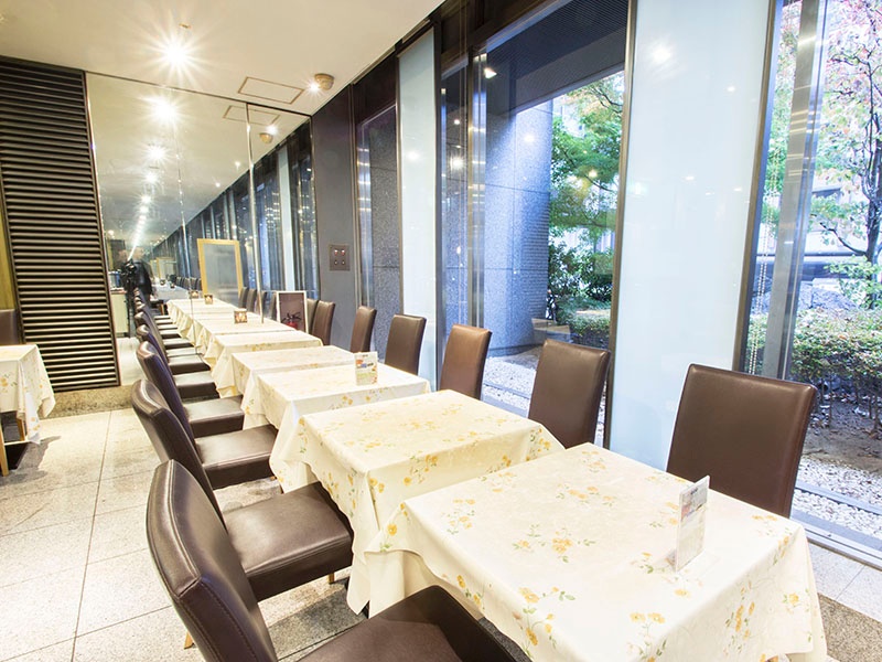 店内最大８４名までご対応可能！それ以上の大人数でのパーティー利用ですと、ホテル内にあるホール会場にてご利用いただけます。
お客様のご利用用途に合わせてテーブルレイアウトも変更可能です。