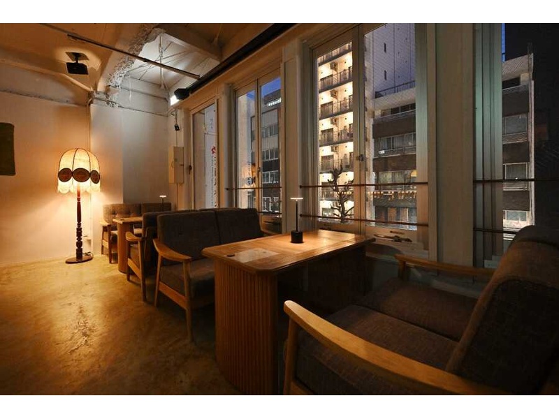 夜景を眺めながら過ごす、ランプが灯す落ち着いたソファ席