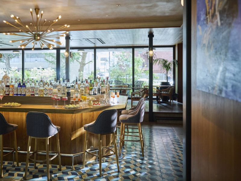 レストランスペースでゲストはドリンクを愉しむ事も可能