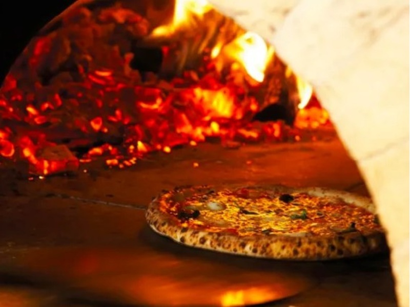 イタリア直送の窯で焼く本格ナポリピッツァをご堪能ください！