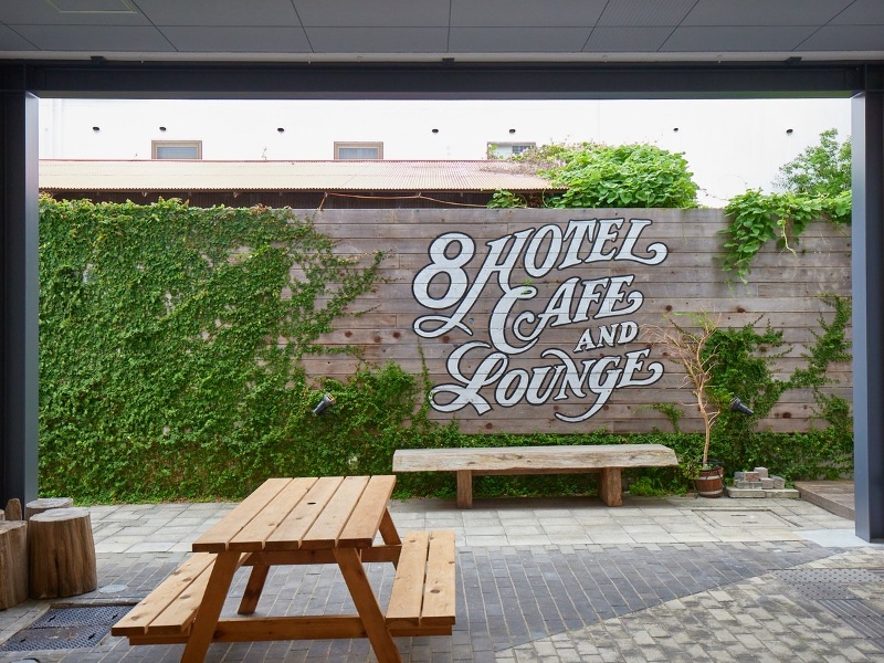 外のベンチでほっと一息