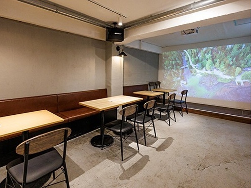 10名様でのご利用から、店内のプロジェクタ―やカラオケをご自由にお使いいただけます。
100インチのプロジェクタ―は、貸切やスポーツ観戦にも。