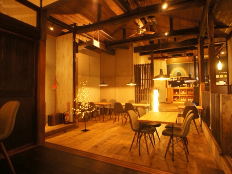 お洒落で歴史を感じる店内
47席(屋内27席 / ウッドデッキ20席)
着席時 :30人 立食時 :40人