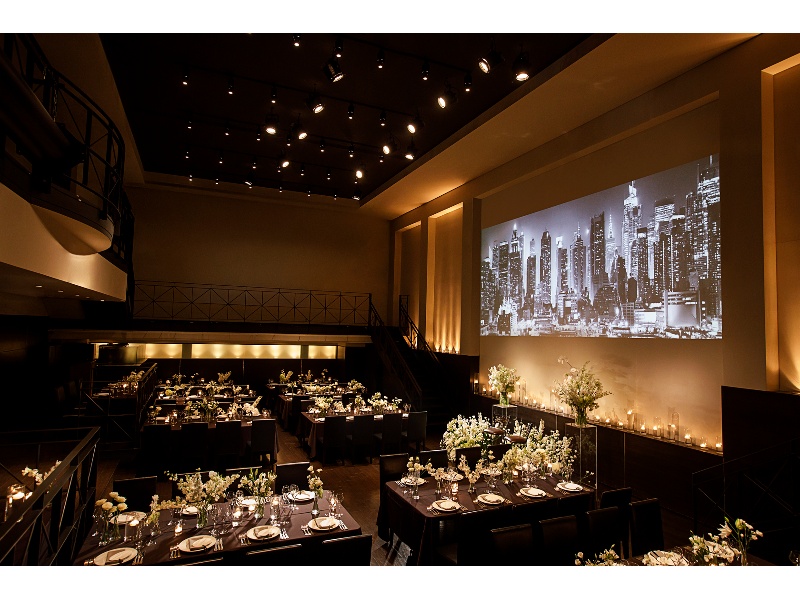 N.Y.テイストの洗練された拘りの音・光・映像で ゲストと一体になる空間をご提案
3面の大スクリーン、こだわりの音響設備で映像や音楽にこだわりたい方にもおススメ