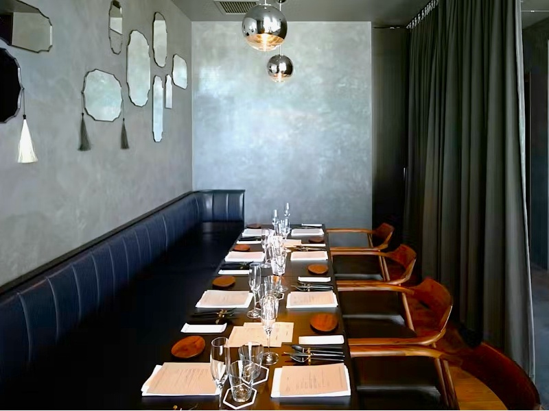 洗練されたシックなインテリアに包まれる空間