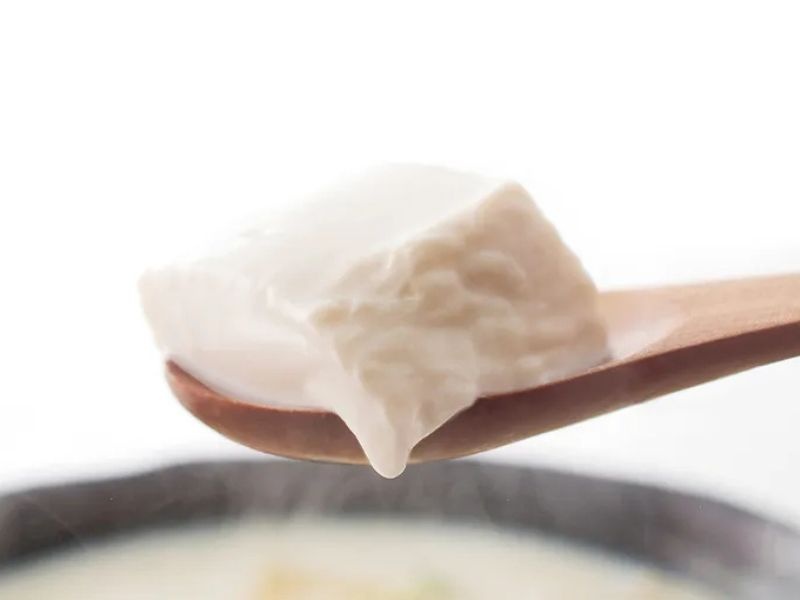 温泉水でじっくり煮込み、とろとろに仕上げた絶品湯豆腐
