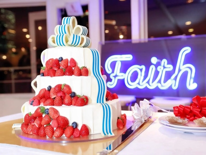 【クルーズオプション】
結婚式や二次会のクルージングに大変お勧めなのがウエディングケーキのオプションです。
