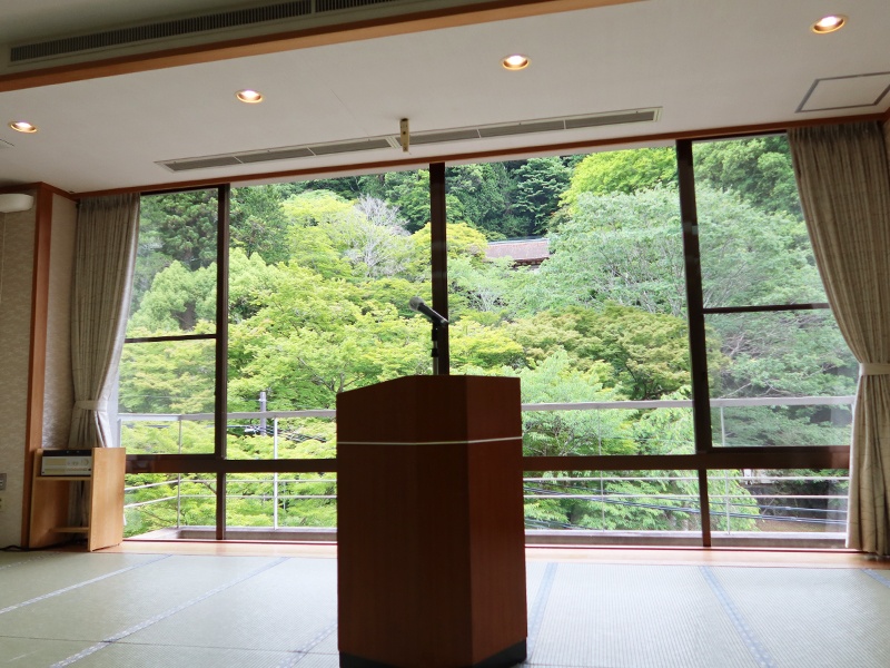 【万葉の間】演台（小）・緑の季節の窓辺のイメージ一例