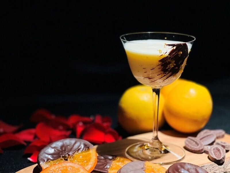 ワイン、カクテル、ビール、ハイボール、サワーなど豊富なドリンクメニュー。バーテンダーが作る本格カクテルから気軽に楽しめる一杯まで、78種類以上のラインナップで飲み放題も充実しています。