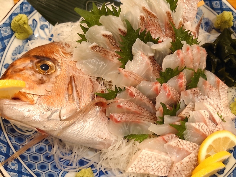 【お料理】
華やかな鯛のお造り
ご家族のお祝い、ご結婚や長寿のお席など、人生の大切な節目に彩りを添える逸品を心を込めて提供いたします。
