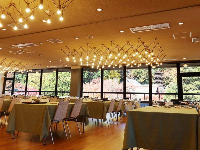【紅葉の間】秋の景色：談山神社の境内を一望していただける景色自慢の会場です。