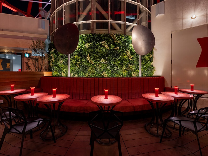 レトロ×モダンが融合した洗練空間。フレンチシェフの逸品と神戸の絶景が彩る、思い出に残るパーティー会場。