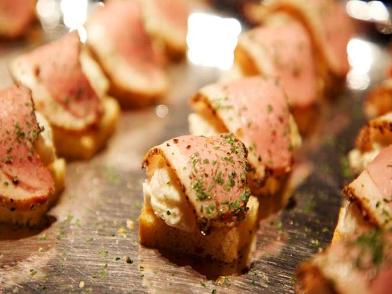 【お料理（例）】
見た目も華やかなフィンガーフード。ワインとの相性も抜群です。