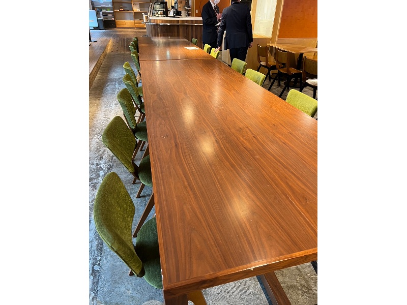会場内_備品_長方形机（340センチ×120センチ）合計2台