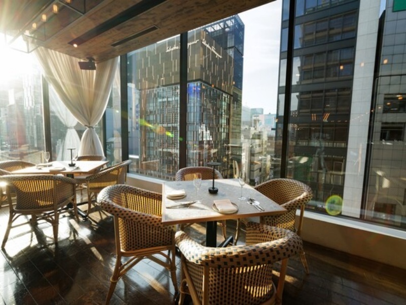 大きな窓から銀座の街並みを一望できる明るい店内。開放感あふれる窓際席は特に人気のお席です。