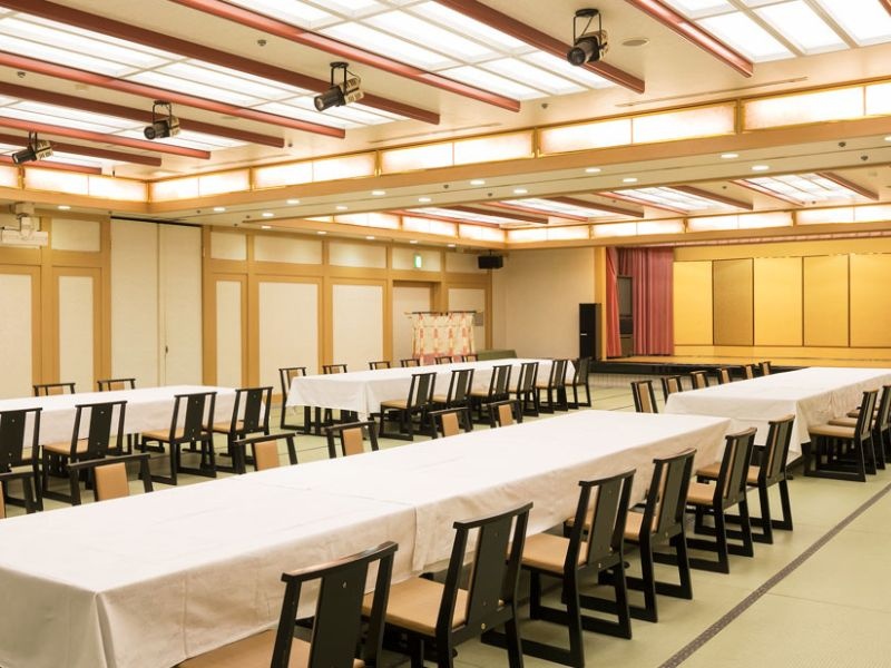 天平の間
120畳の広い和風宴会場。畳用のテーブルと椅子をセットすれば、どなたにも快適にご利用いただけます。人数に合わせてお部屋を2分割に仕切ることも可能です。