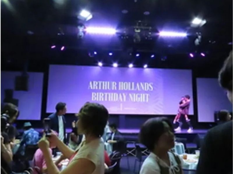 巨大スクリーンにプロの音響照明スタッフ配置！飲み放題・料理すべて込み★