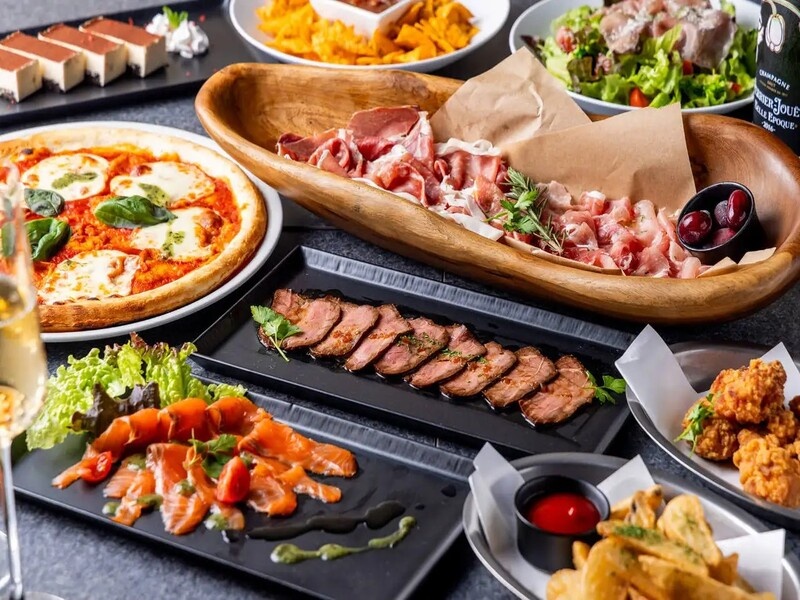 美味しく食べて飲んで遊べるのが「DELTA＋有楽町店」豊富なドリンクと一緒に味わう料理も自慢です！