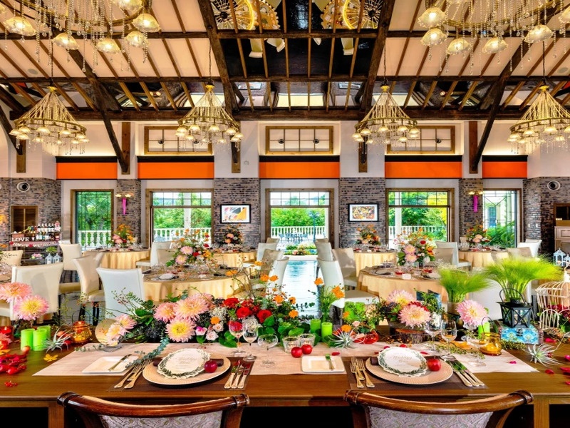 【会場：モンタルチーノ】
木組みの天井とレンガでクラシカルな雰囲気。
ぬくもりのあるアットホームな会場。