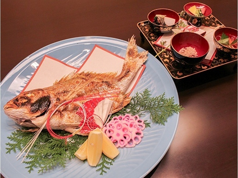 お食い初め
お子様の健やかな成長を願って、赤飯・小鯛の塩焼き・吸い物・梅干しのご用意(有料)を承っております。
お食い初めの器は無料貸出しいたします。