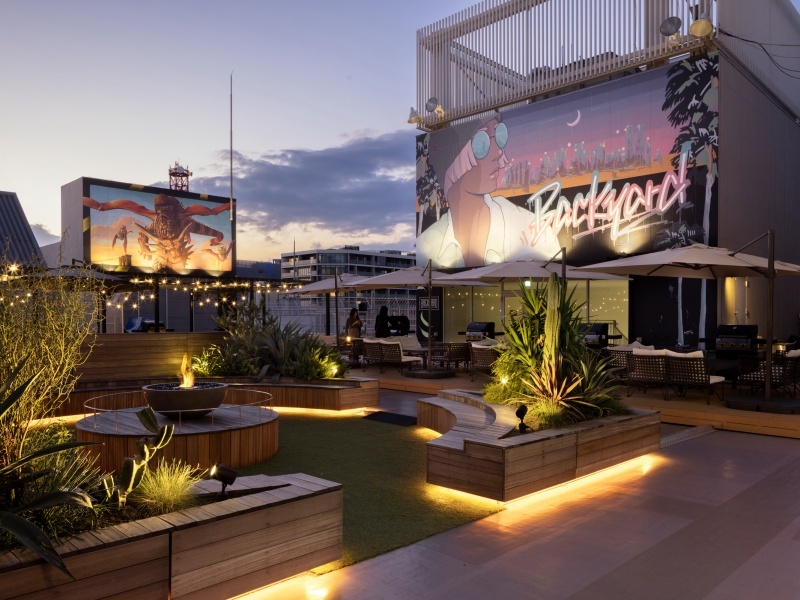 空と緑に囲まれたアウトドア感あふれる会場。非日常のロケーションで、忘れられない一日をお届けします。