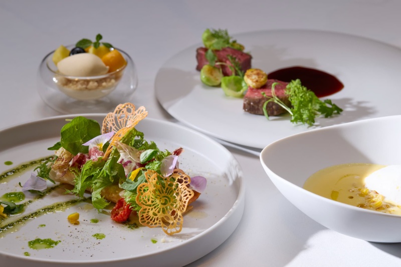 こだわりの料理
厳選した食材の魅力を最大限に引き出した、上質な料理をご提供。瀬戸内や日本海から届く海の幸や、旬の野菜、世界各地から選び抜いた食材を融合させた一皿一皿が、ゲストの心に残る特別なひとときを彩ります。