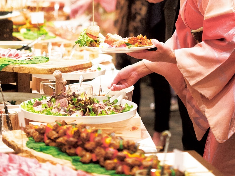色とりどりの料理が所狭しと並ぶ豪華なビュッフェ。好きな料理を自由に選ぶ楽しさが、パーティーをより賑やかに盛り上げます。