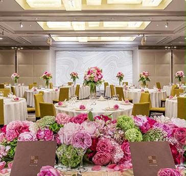 装花や演出、ペーパーアイテムのご用意も可能！
披露宴で使用したお花のお持込みもOKです♪