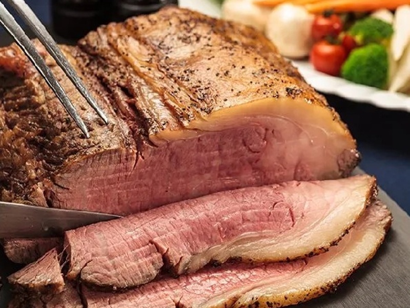 男性支持率NO.1！肉汁たっぷりのローストビーフをダイナミックに会場内でシェフ自らカッティングいたします。