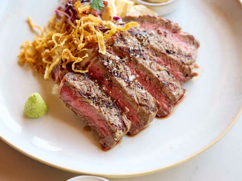 お肉お料理の一例でございます。