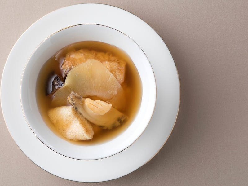 東天紅名菜　ふかひれと鮑、きのこの熱々スープ