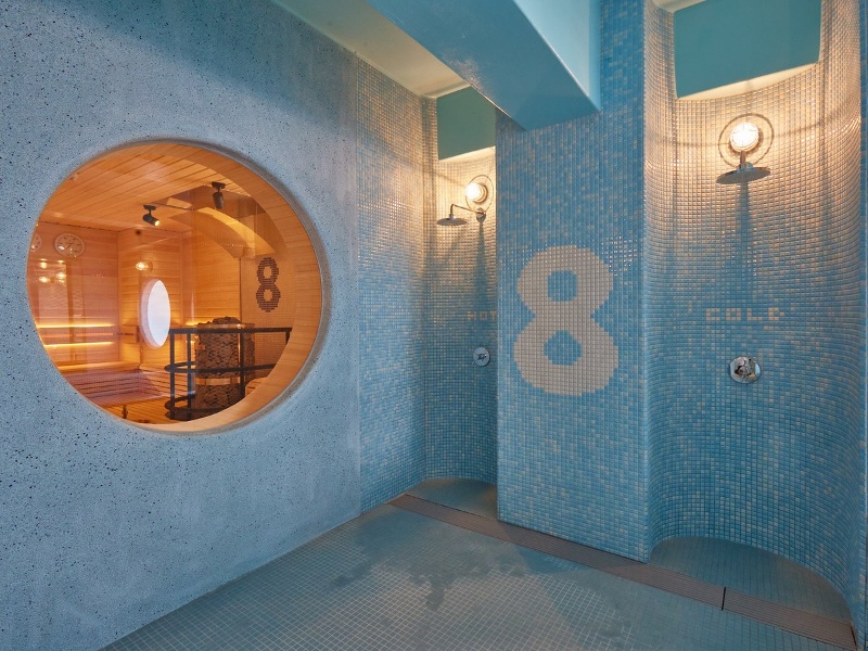 男女共有の水着で入るスパは、随所にフォトジェニックなシンボル、サウナ・水中で過ごすような感覚のリラクゼーションプール・温浴・水風呂を有しプールにはウォーターホールを設置。